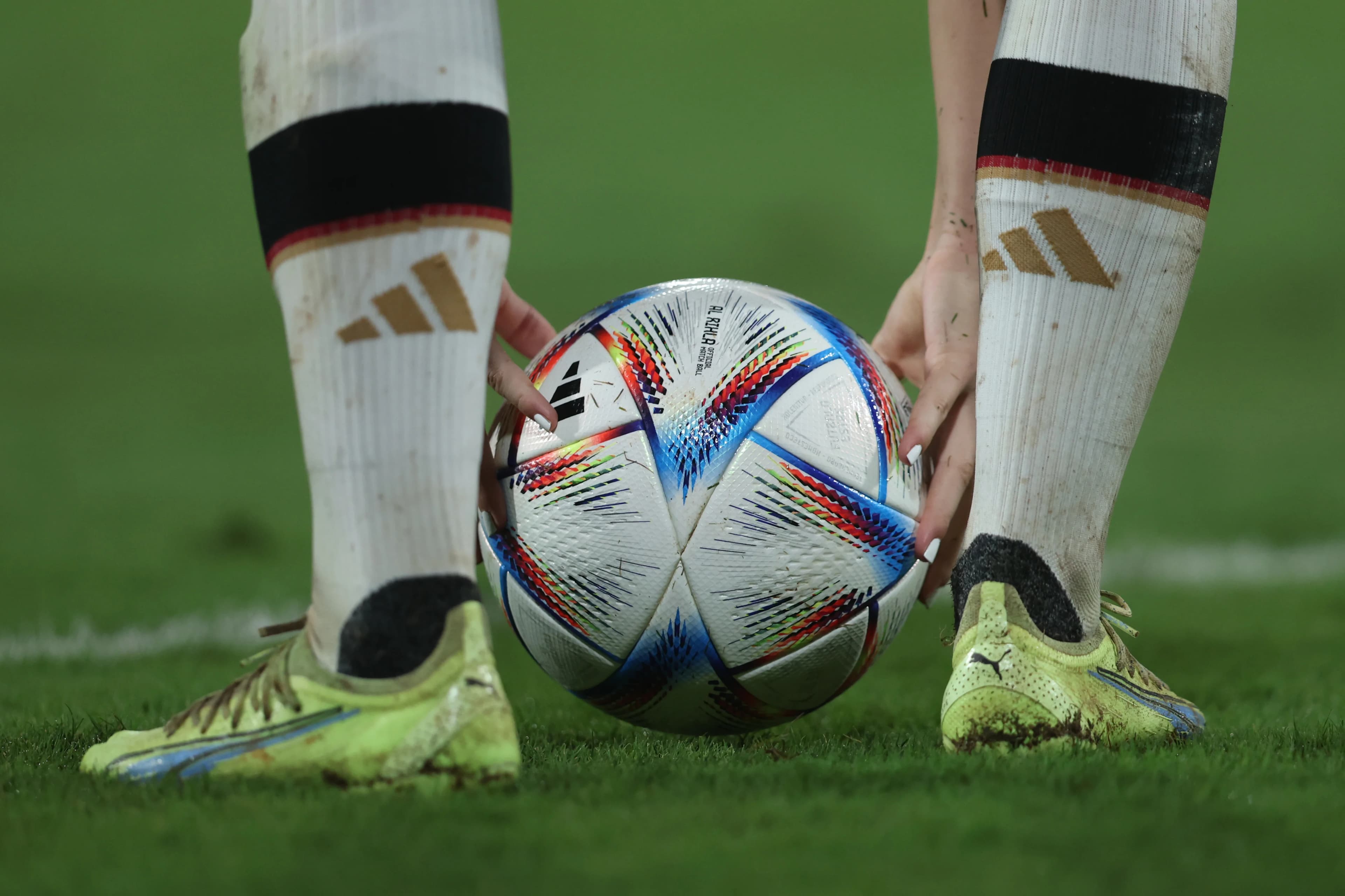 Un balón de fútbol moderno que muestra su diseño de paneles y la textura de su superficie