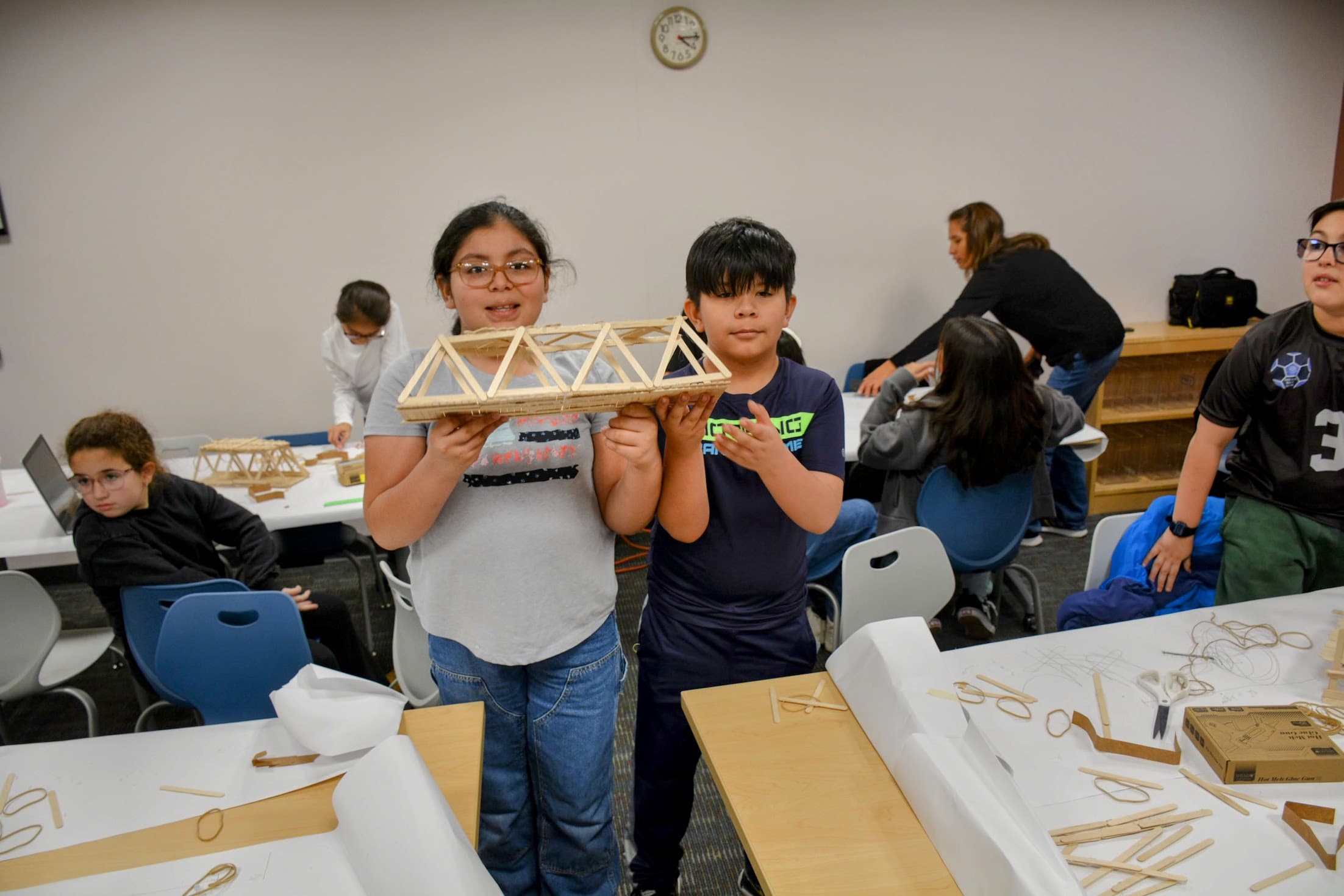Estudantes testando uma ponte feita à mão em uma oficina de construção da Avanza STEM